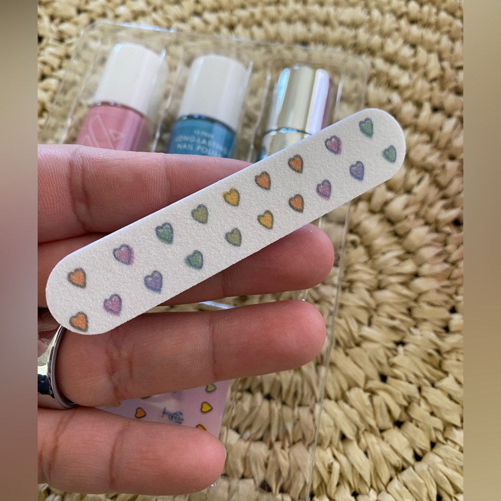 Roller Rabbit x Olive & June Getaway Mini Mani Set - Picture 6 of 10
